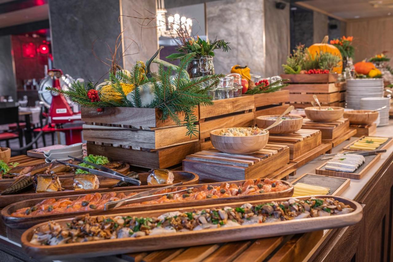 Nosalowy Park Hotel & Spa ザコパネ エクステリア 写真 A buffet at a restaurant